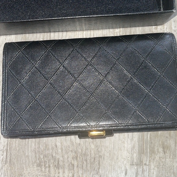 CHANEL interlocking kiss lock CC logo leather quilted wallet - Picture 5 of 17